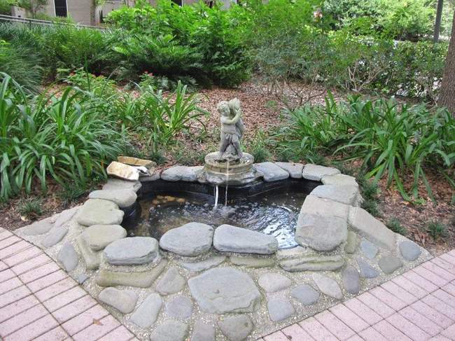 Садовый фонтан для дачи