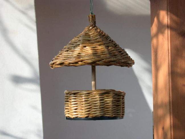 Плетеная кормушка для птиц