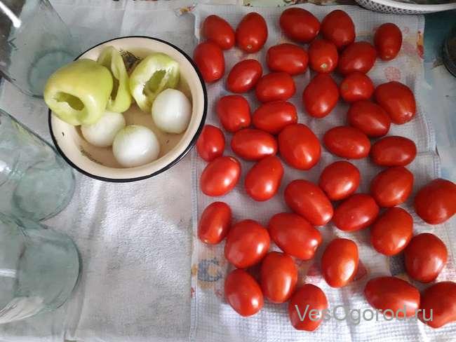 Ингредиенты на заготовку сладкие помидоры с луком и перцем