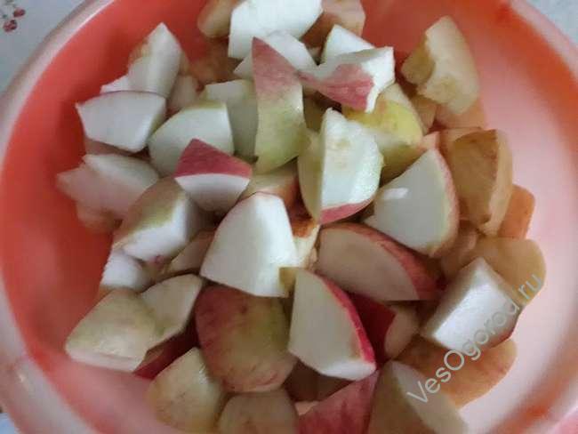 Нарезаем на шарлотку яблоки
