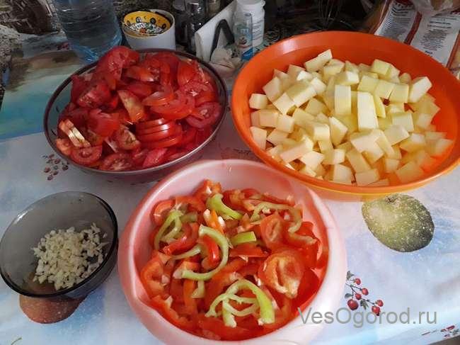 Нарезаные продукты на салат с кабачками и перцем на зиму