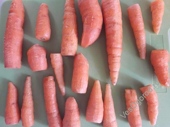 Моем морковь и просушиваем