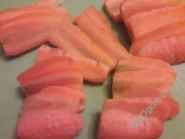 Нарезаем длинную соломку моркови на заморозку для плова