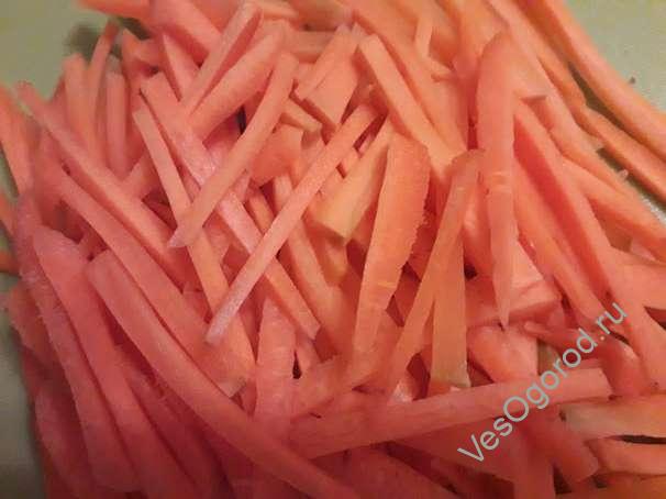 Режем пластинки моркови на бруски