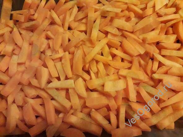 Укладываем тонким слоем морковные бруски на мешок