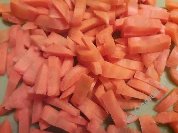 кривую морковь нарезаем брусочками